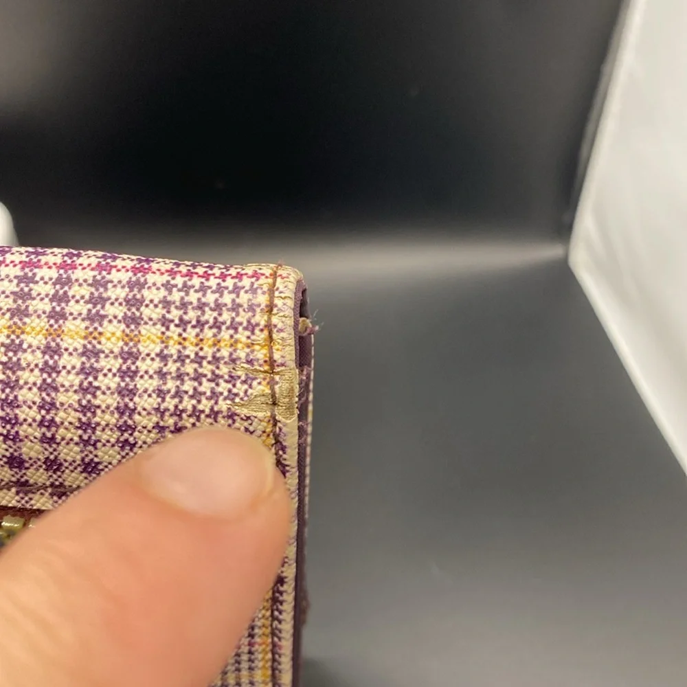 Super cute ladies wallet. All zippers and closures work as they should. - Picture 9 of 12
